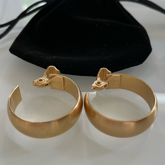 Vintage mid-80s Monet brushed gold clip-on hoops in EUC - Picture 6 of 12